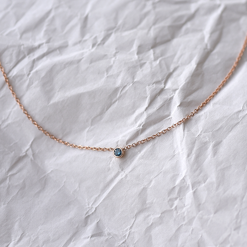 Stříbrný minimalistický náhrdelník s modrým diamantem Glosie 103689