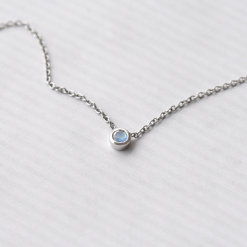 Stříbrný minimalistický náhrdelník s měsíčním kamenem Glosie 103709
