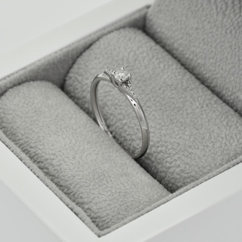Stříbrný prsten s postranními lab-grown diamanty Kason 104489