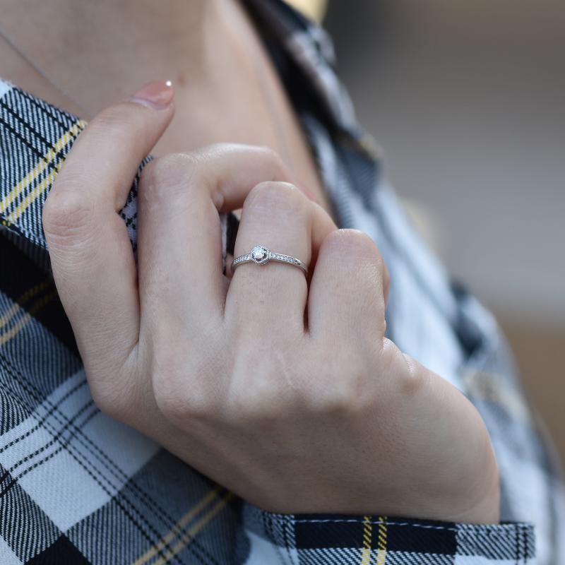 Stříbrný prsten s postranními lab-grown diamanty Plautine 104629