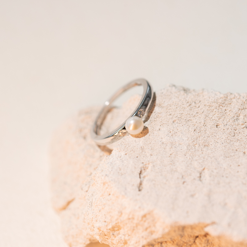 Stříbrný perlový prsten se zirkony Shayna 104659
