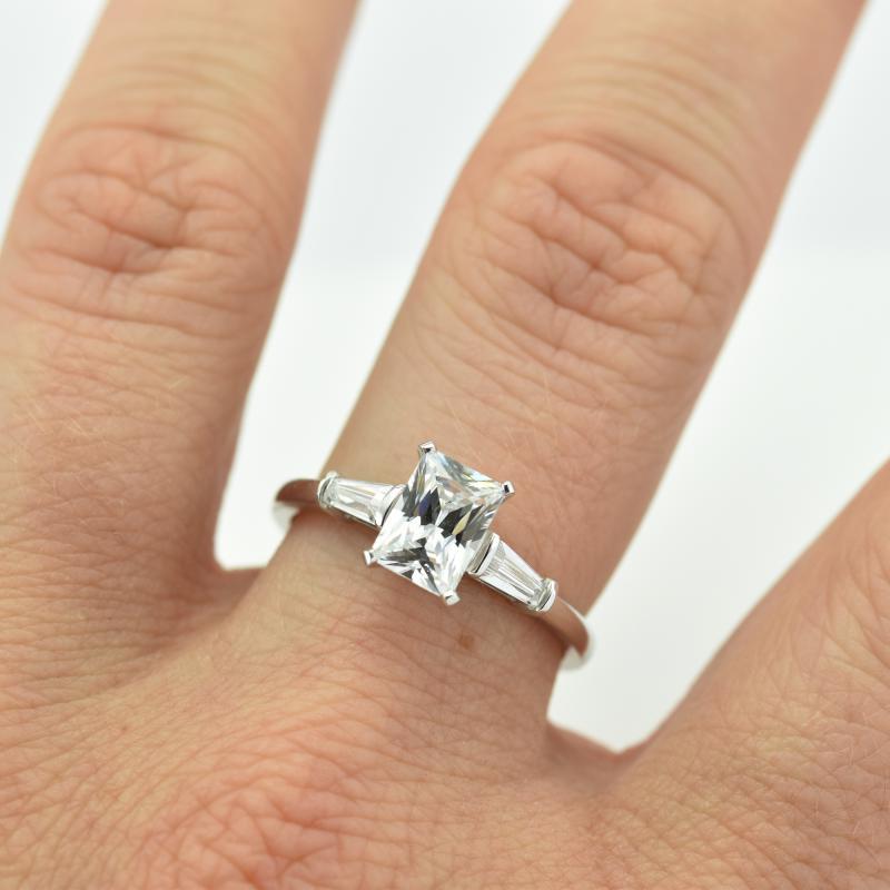 Platinový prsten s diamantem 10949