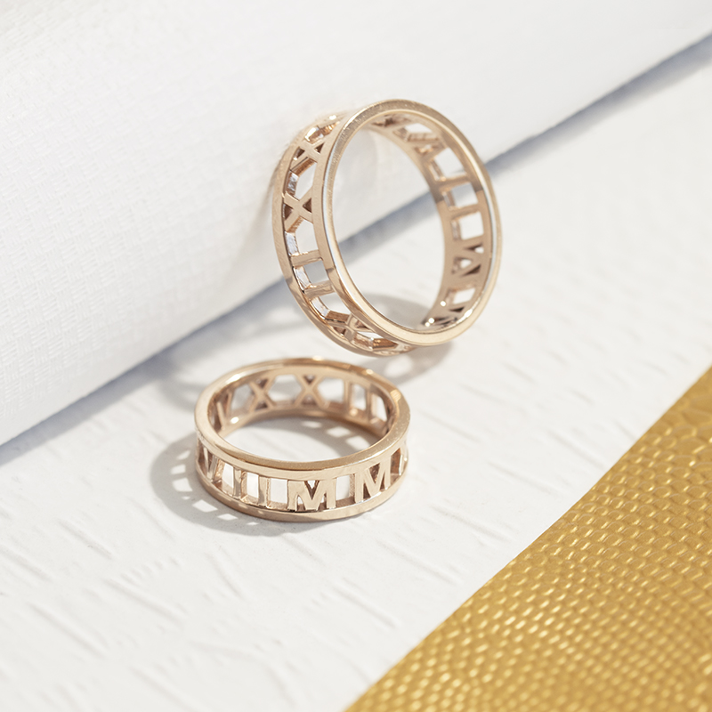 Zlaté snubní prsteny s volbou písmen po obvodu Jomami 111769