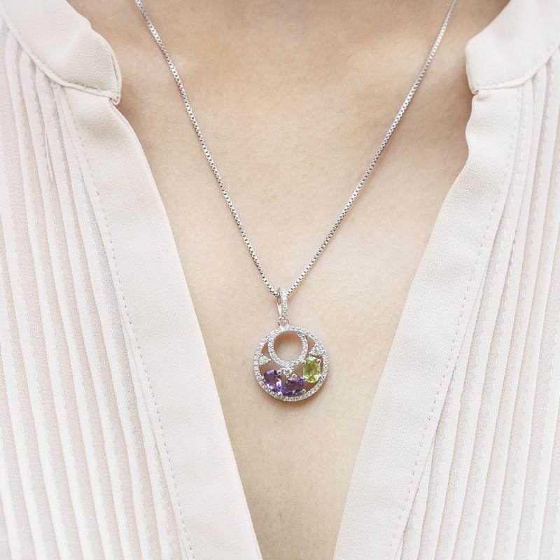 Stříbrný náhrdelník s ametysty a olivínem