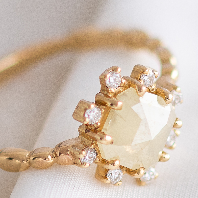 Zlatý prsten se žlutým salt and pepper diamantem Alyce 120009