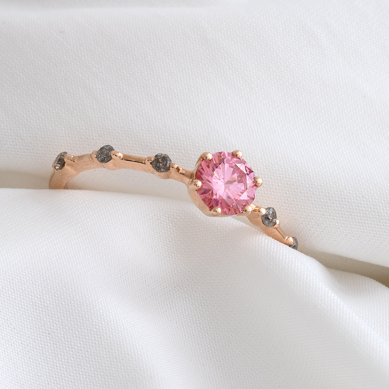 Prsten s růžovým lab-grown diamantem a postranními salt and pepper diamanty Imelda 121209