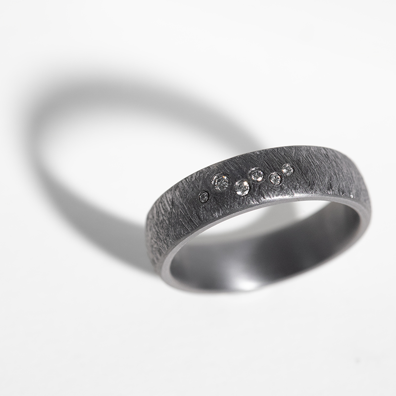 Škrábané snubní prsteny z tantalu s diamanty Azrael 123739