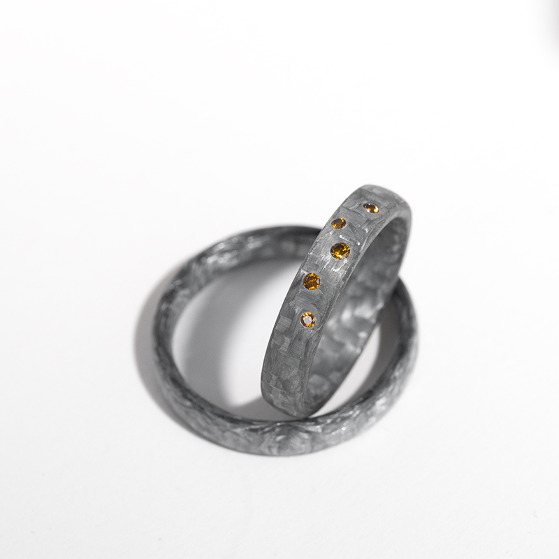 Mírně zaoblené snubní prsteny z karbonu s koňakovými diamanty Zain 124219