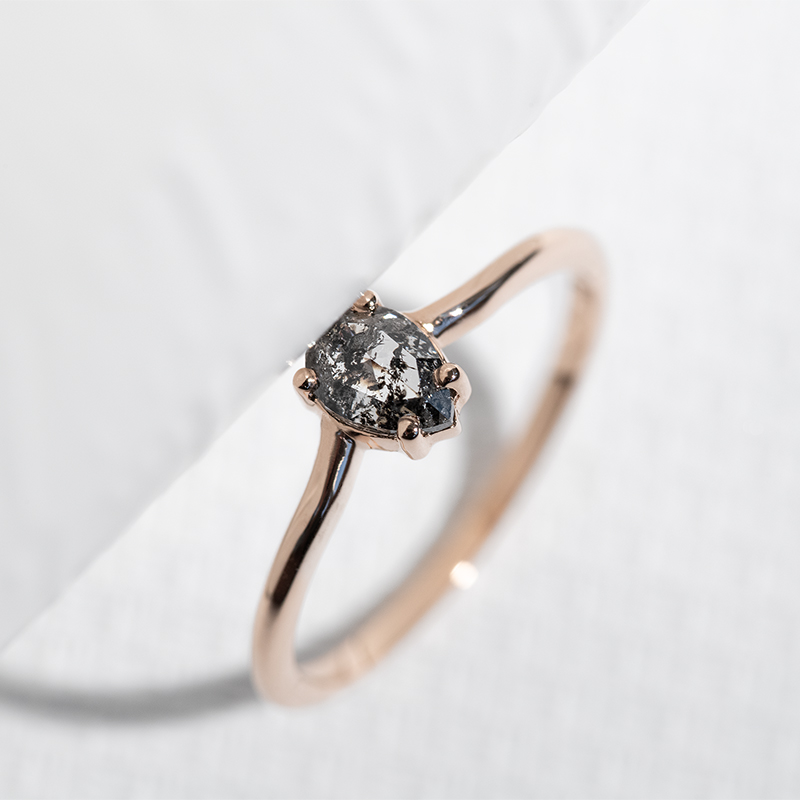 Zásnubní prsten s pear salt and pepper diamantem Roisin 125619
