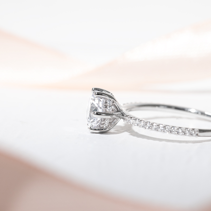 Zdobený zásnubní prsten s diamanty Narina 128109