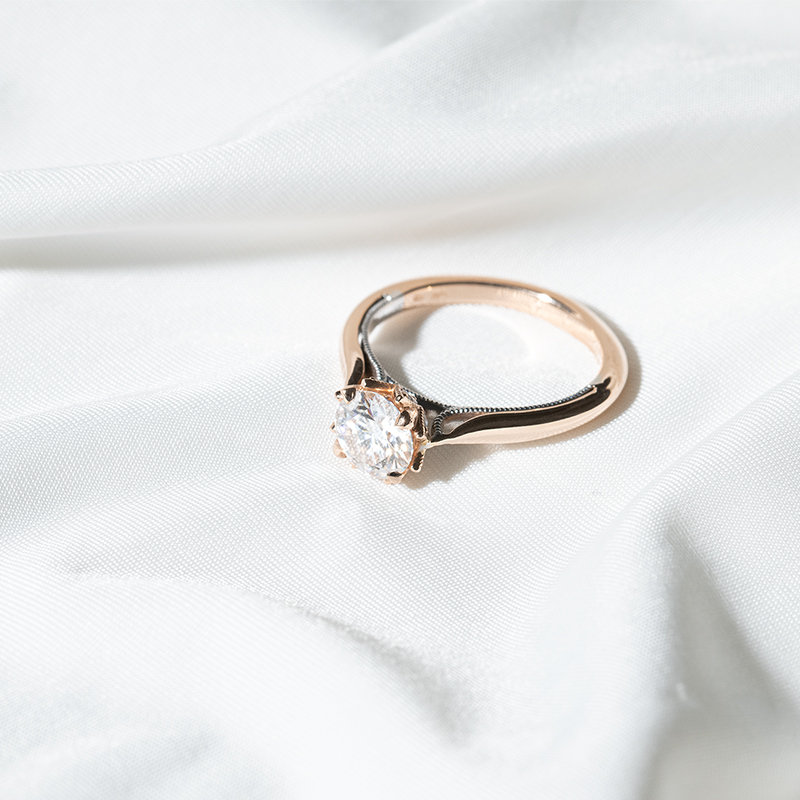 Zásnubní prsten s moissanitem a lab-grown diamanty Libby 130839
