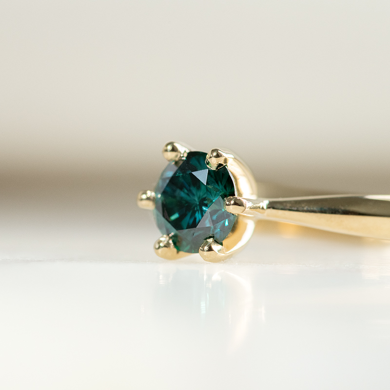 Zlatý zásnubní prsten s modrým diamantem Iravan 132469