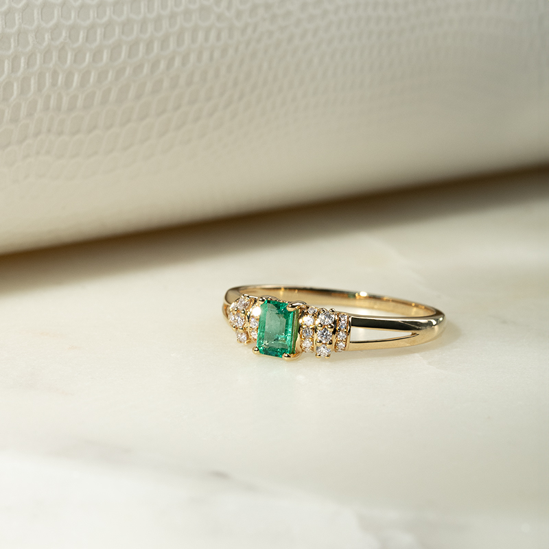 Zlatý prsten s emerald smaragdem a diamanty Mellan 134059