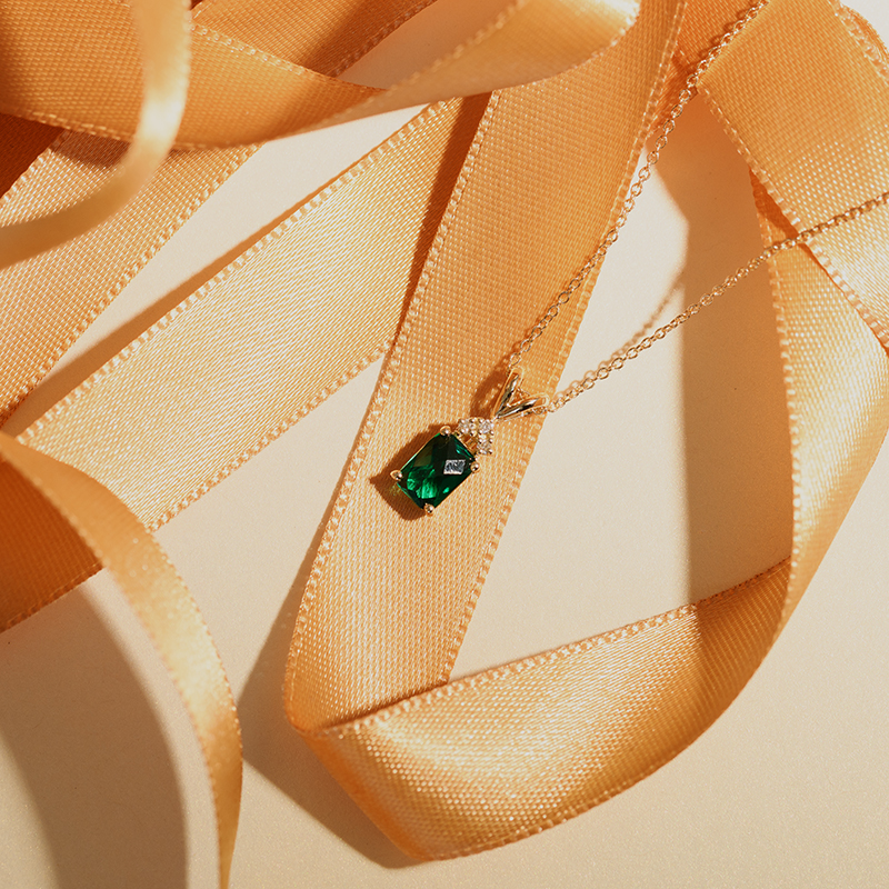 Zlatý přívěsek s emerald smaragdem a diamanty Deandra 134139