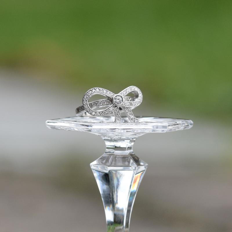 Zásnubní prsten s diamantovu mašličkou