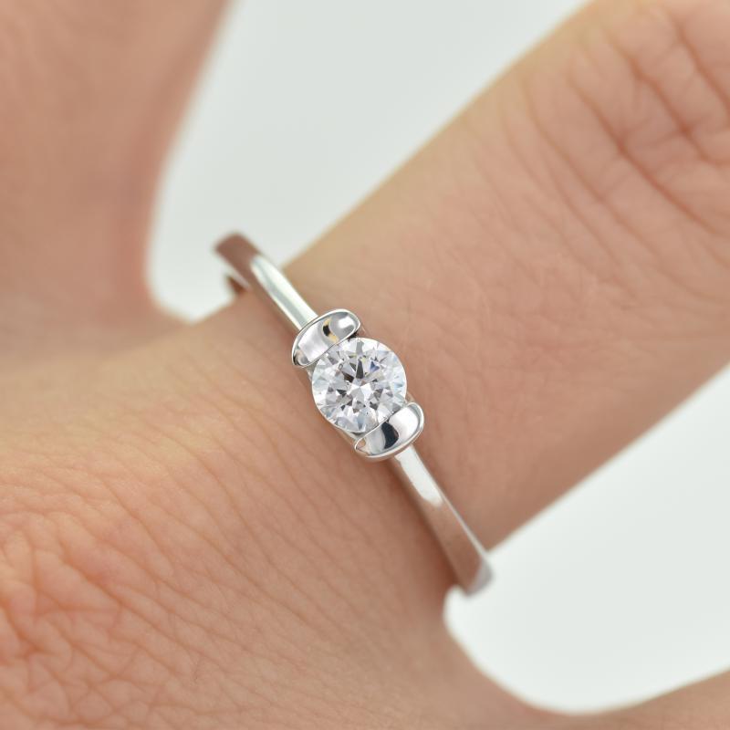 Zásnubní diamantový prsten