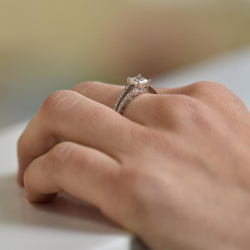 Zásnubní prsten s princess diamantem a bočními diamanty 27109