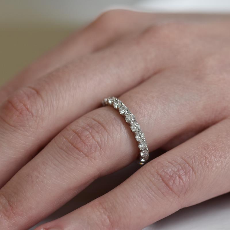 Platinový eternity prsten s diamanty 27449