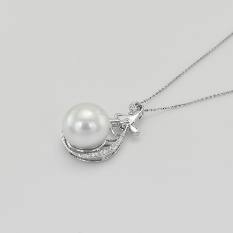 Bílá perla v náhrdelníku 29449