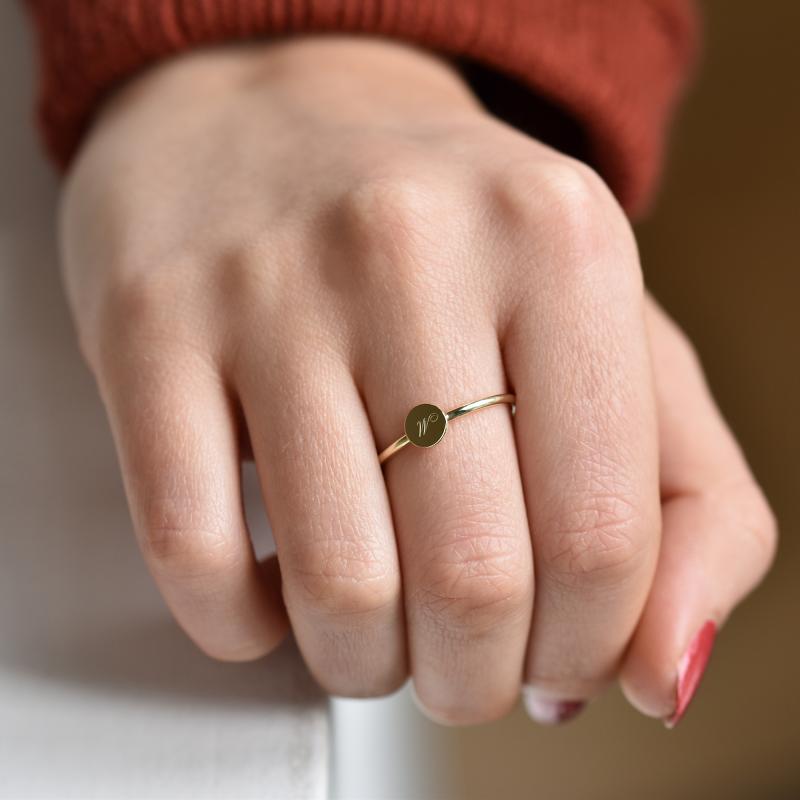 Zlatý prsten s gravírem písmene 42329