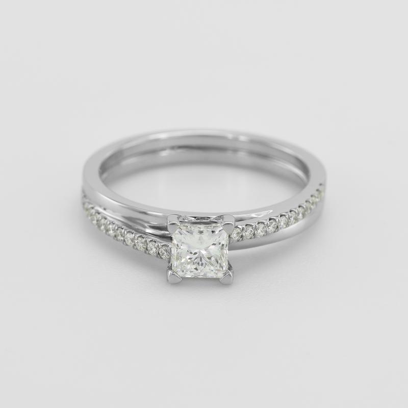 Platinový zásnubní prsten s diamantem