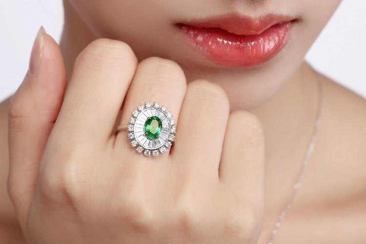 Prsten s oválným smaragdem 4739