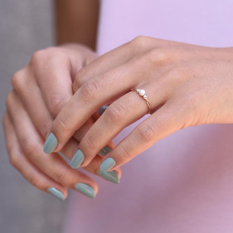 Prsten s perlou a diamanty z růžového zlata 47409
