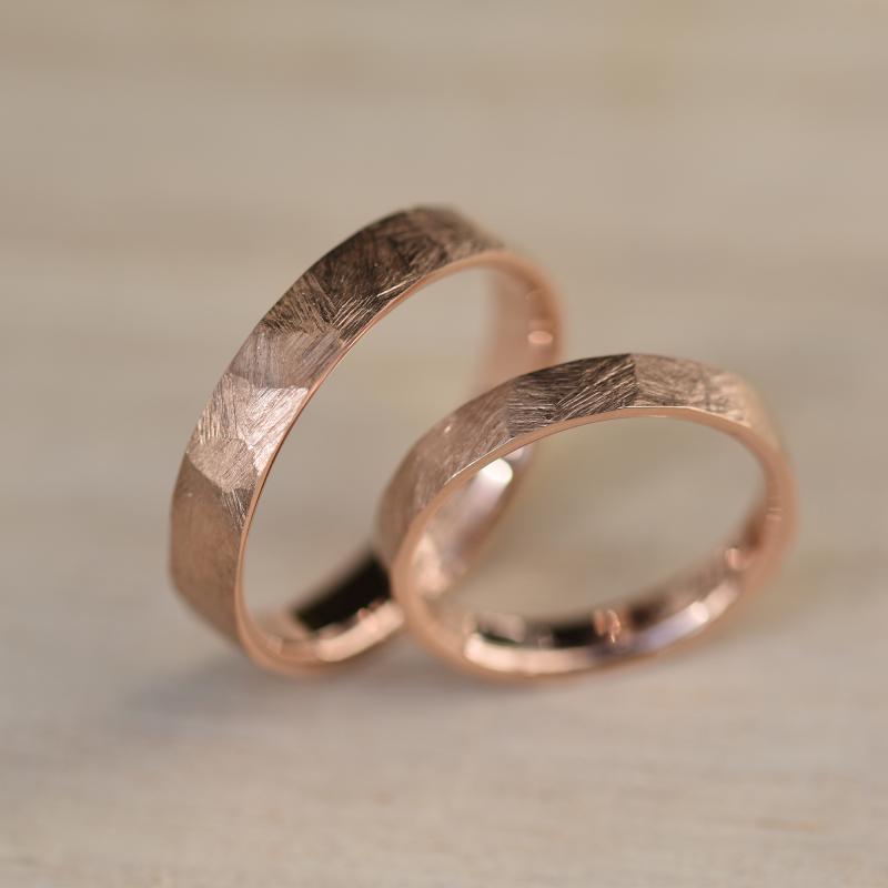 Zlaté snubní prsteny s povrchovou úpravou