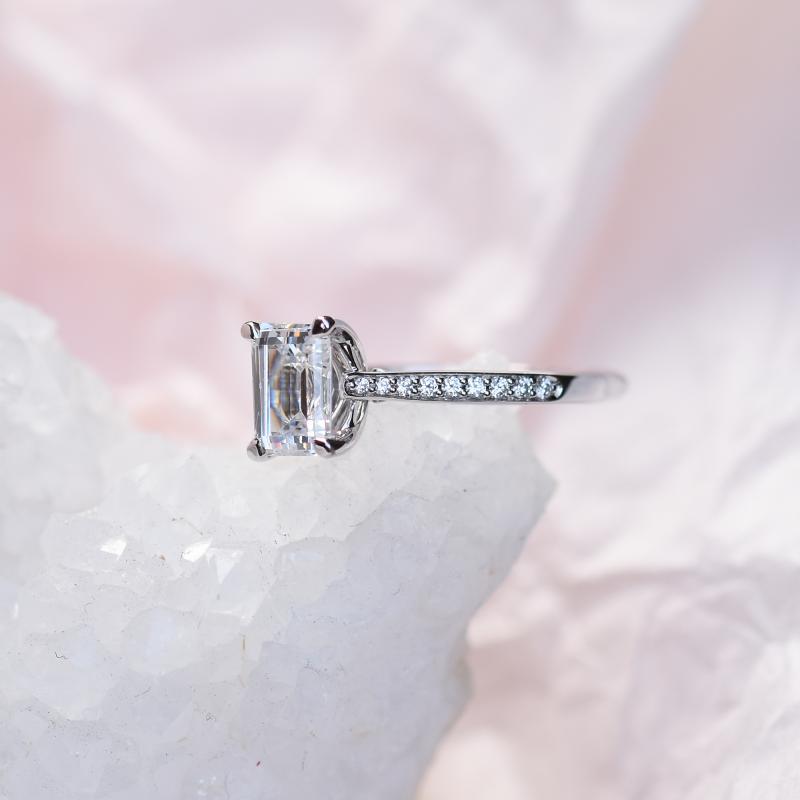 Zlatý prsten s emerald diamantem