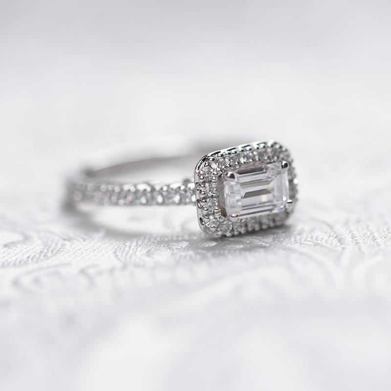 Zásnubní prsten s emerald diamantem v halo stylu 49589