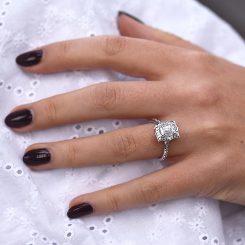 Halo zlatý zásnubní prsten s emerald diamantem 49659