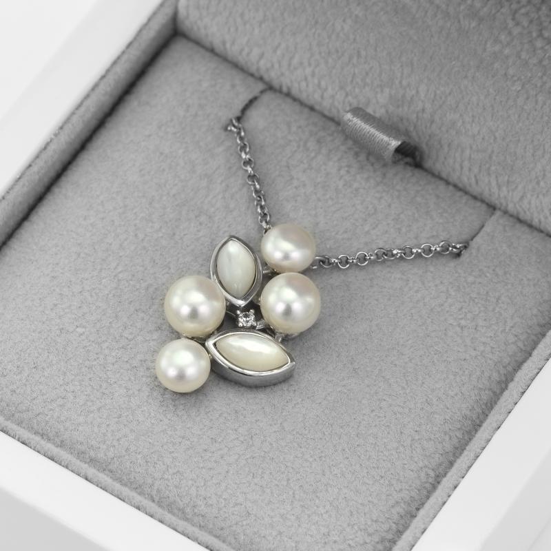 Stříbrný náhrdelník s perlami 50799