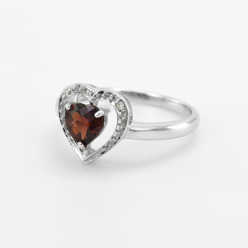Granátové srdce v prstenu s diamanty
