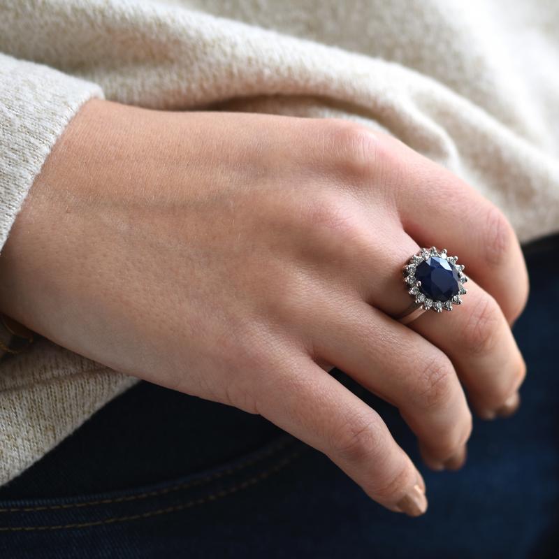 Zlatý prsten s modrým safírem a diamanty