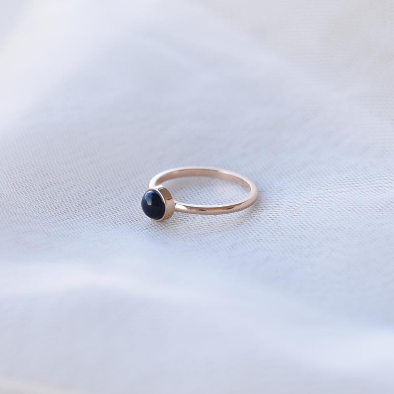 Zlatý minimalistický prsten s opálem 