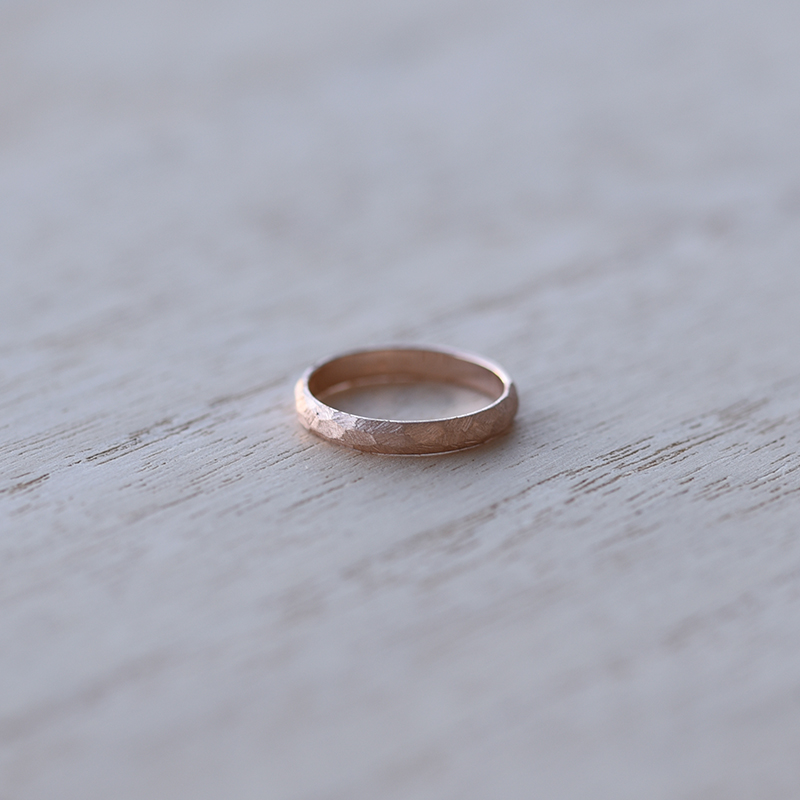 Tepaný zlatý snubní prsten 58169