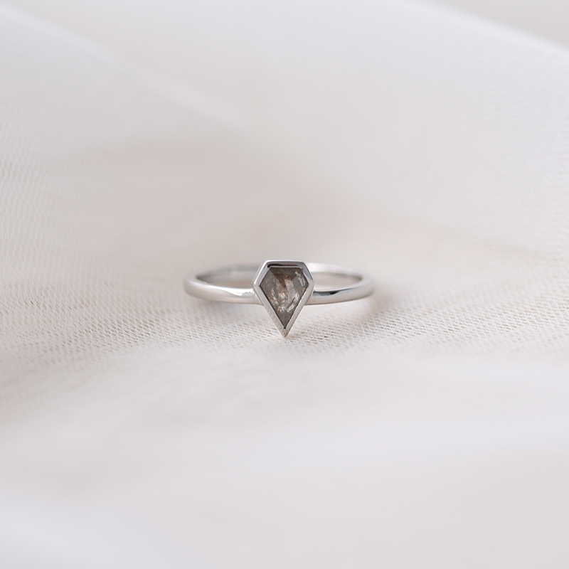 Prsten s šedým diamantem 58309