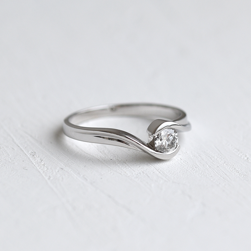 Elegantní zásnubní prsten s moissanitem 64169