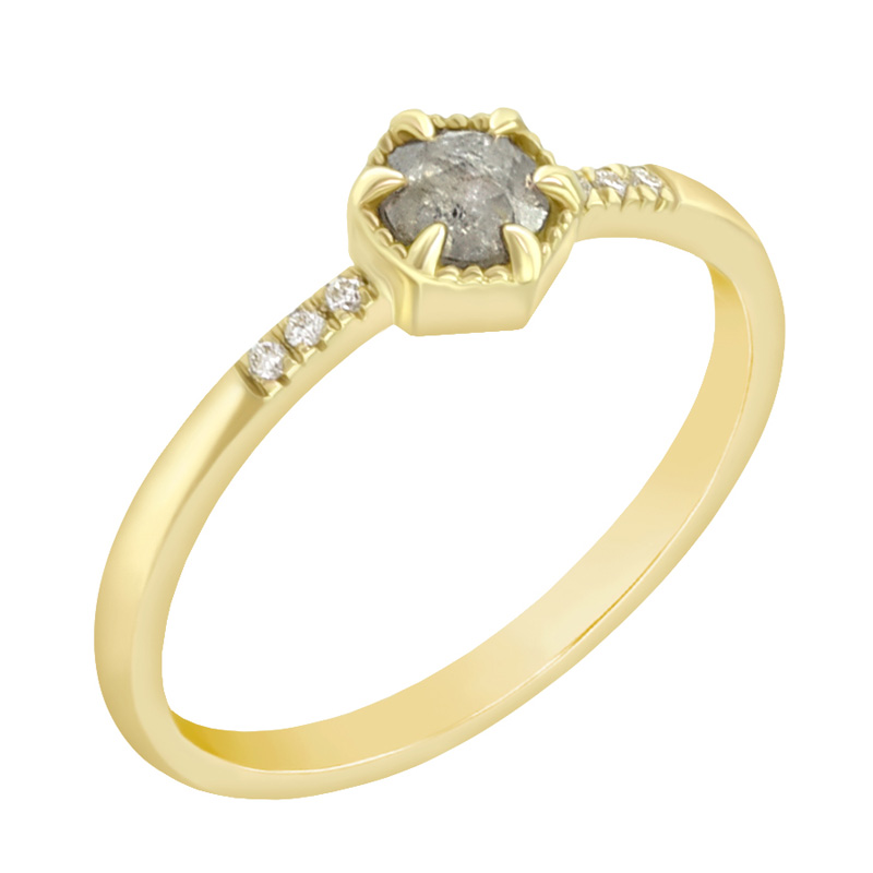 Zlatý prsten se salt´n´pepper diamantem