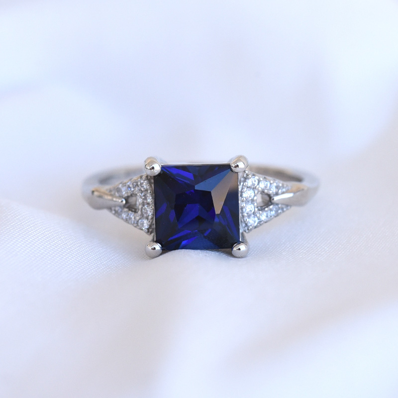 prsten s modrým safírem a zirkony