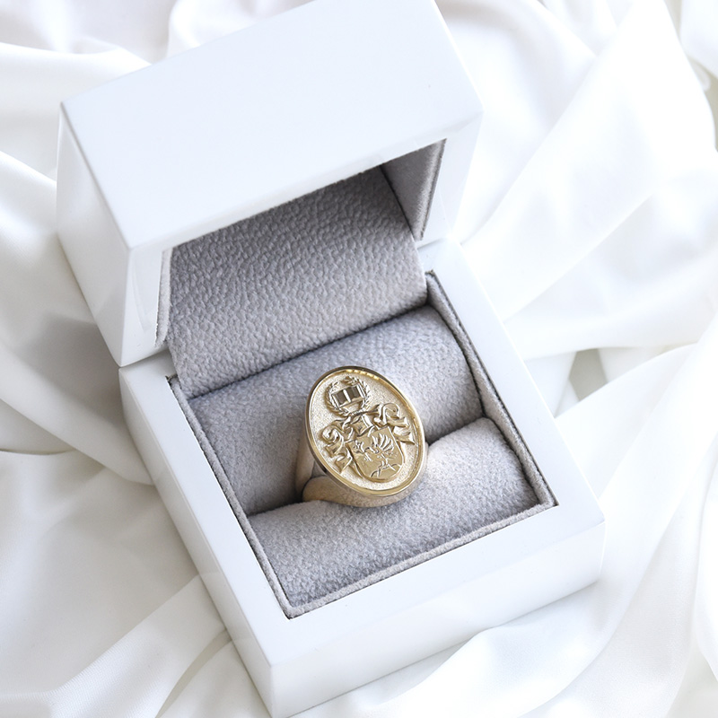 pánský prsten s ručním gravírem ze žlutého zlata 83479