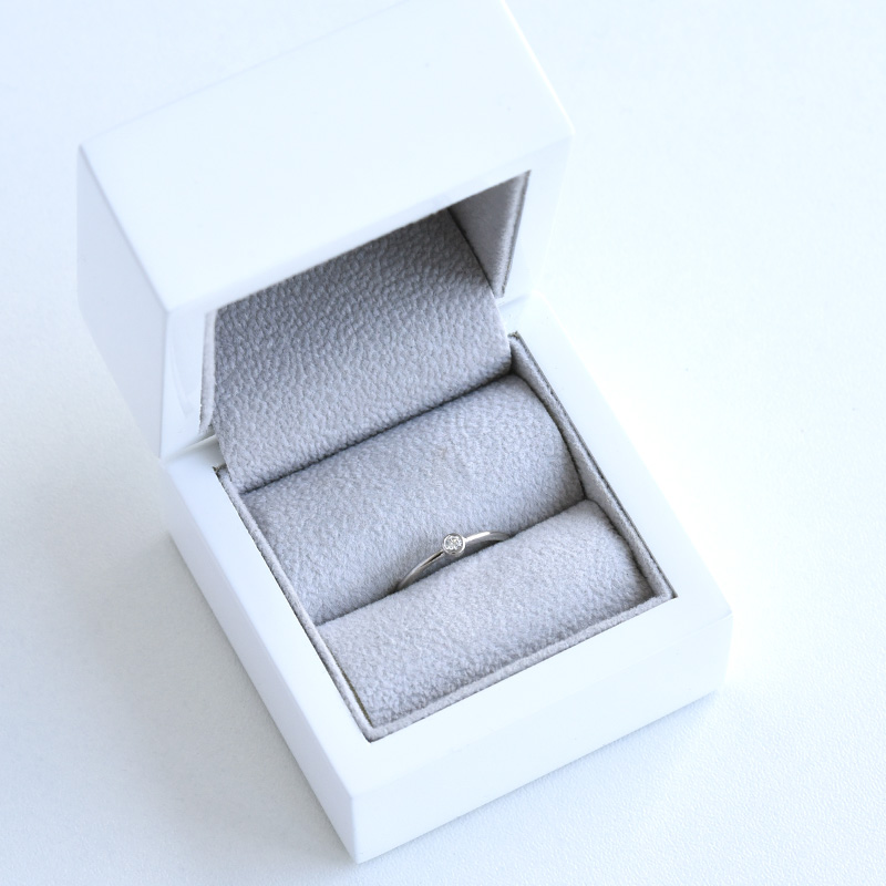Minimalistický diamantový prsten z bílého zlata 84389