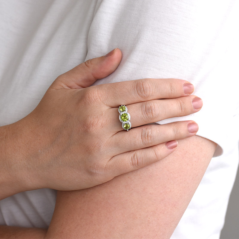 Prsten se zářivými olivíny