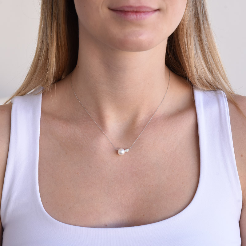 náhrdelník s perlou a diamanty ve tvaru lístečku