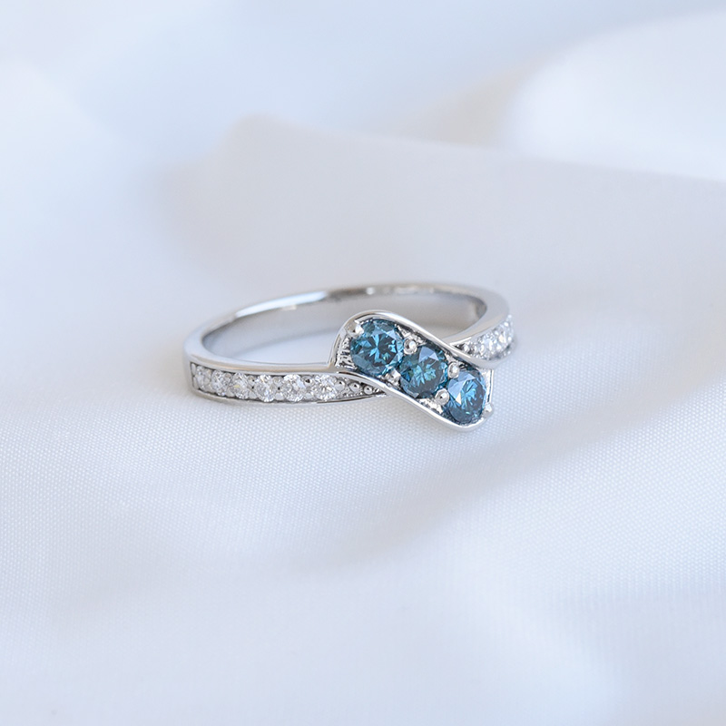 Zlatý prsten s modrými diamanty 88639