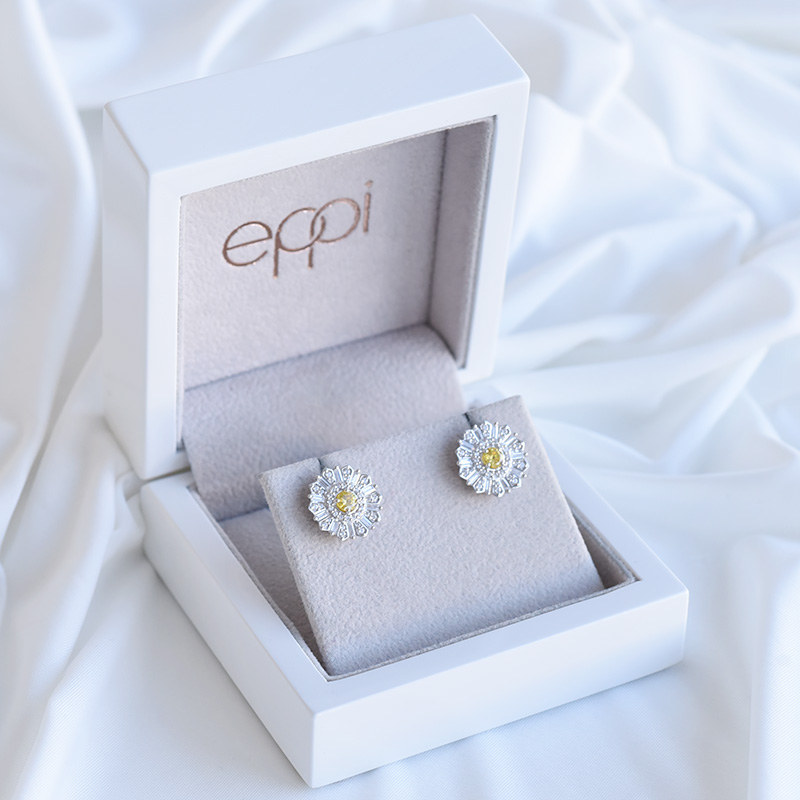 Náušnice ve tvaru květiny s diamanty a safírem 92759