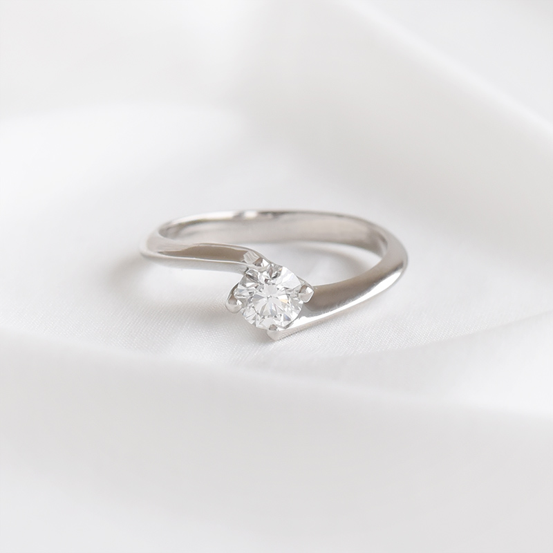 Zásnubní prsten s diamantem 93799
