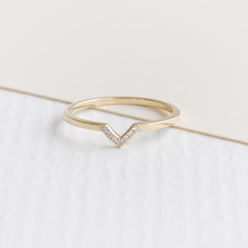 Vykrojený snubní prsten ze zlata s diamanty 93869