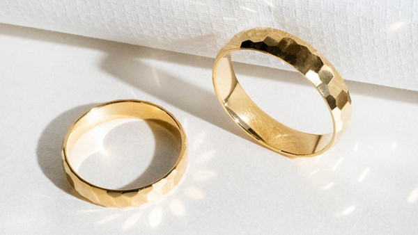 Jaké snubní prsteny letí v roce 2023? Autentické, rozmanité a udržitelné