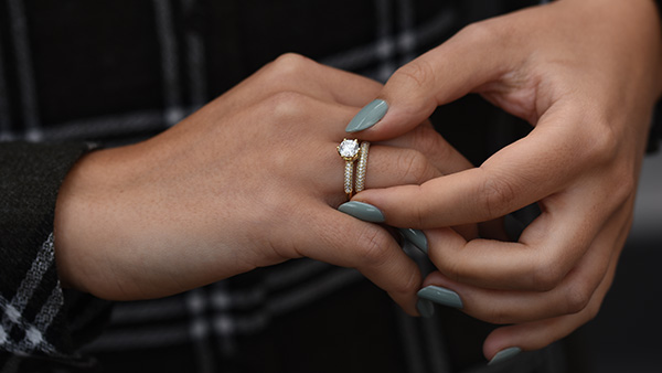 Jak se nosí zásnubní a snubní prsten